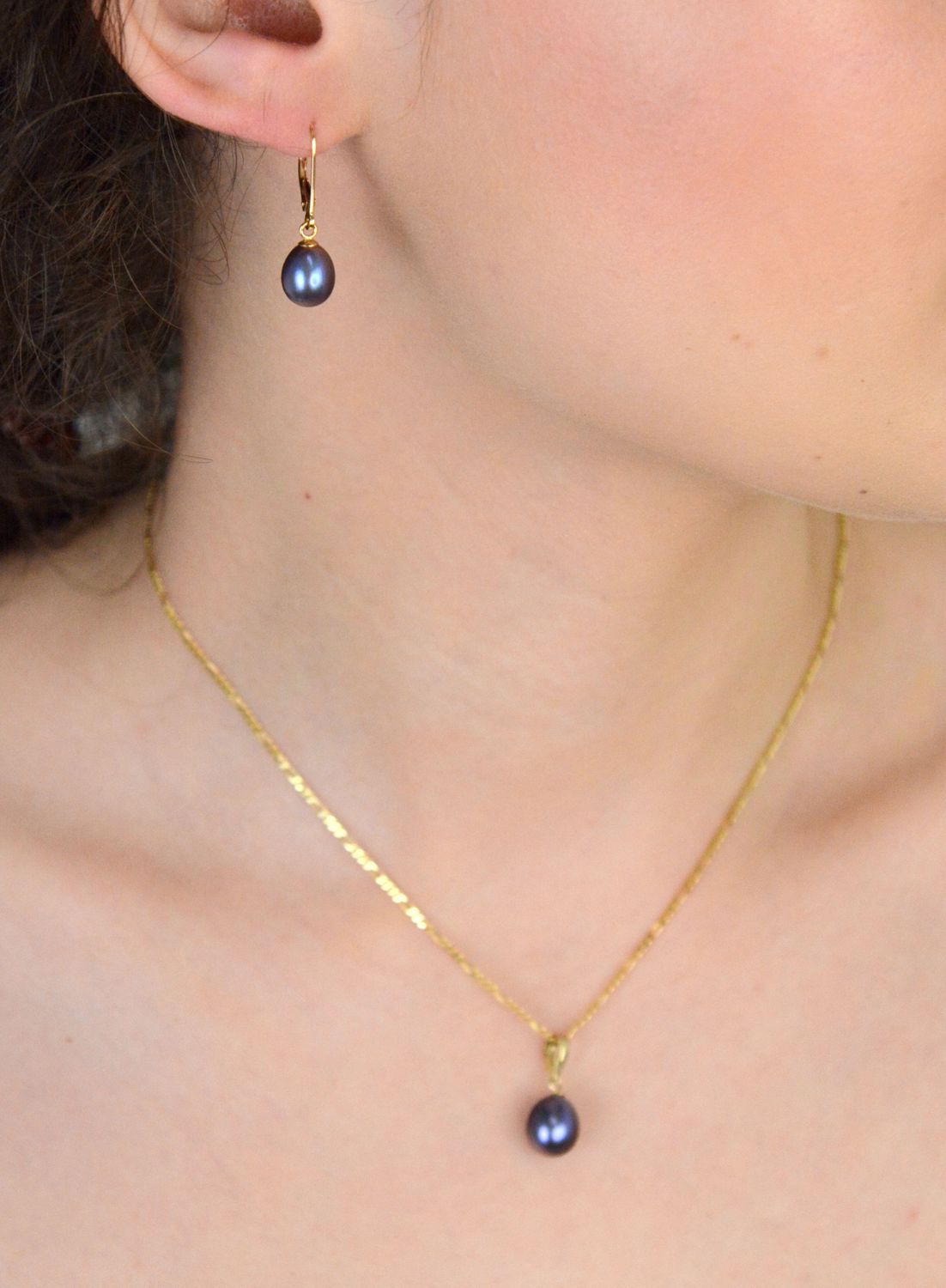 Kolczyki złote z fioletową owalna perłą próba 585, AR012-2711 Wyjątkowe, eleganckie i z nutą tajemniczości – złote kolczyki z fioletową perłą owalną, 1.jpg