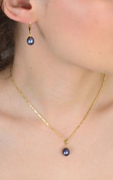 Kolczyki złote z fioletową owalna perłą próba 585, AR012-2711 Wyjątkowe, eleganckie i z nutą tajemniczości – złote kolczyki z fioletową perłą owalną, (1).JPG