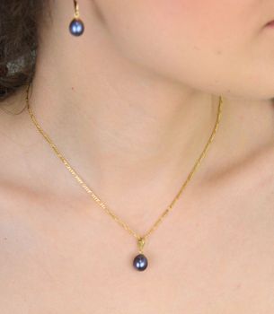 Zawieszka złota próba 585, z perłą fioletową AR012-2712 Elegancja w wyjątkowym kolorze – złota zawieszka z fioletową perłą (1).JPG