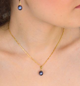 Zawieszka złota próba 585, z perłą fioletową AR012-2712 Elegancja w wyjątkowym kolorze – złota zawieszka z fioletową perłą (4).JPG