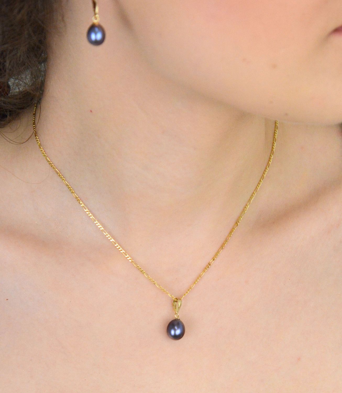 Zawieszka złota próba 585, z perłą fioletową AR012-2712 Elegancja w wyjątkowym kolorze – złota zawieszka z fioletową perłą1.jpg