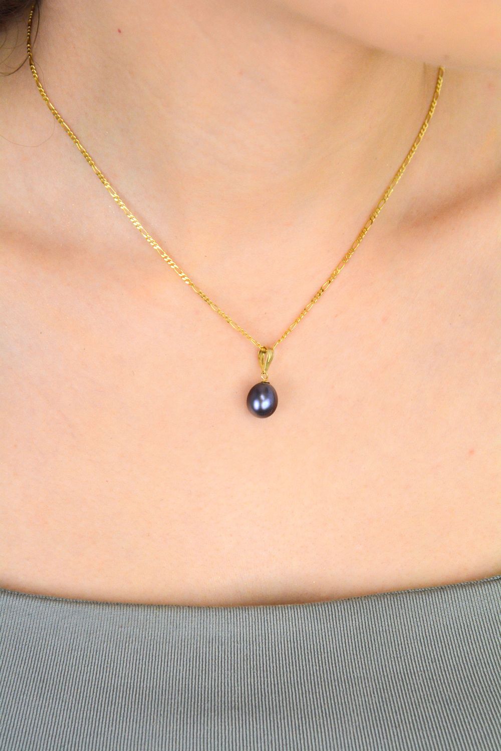 Zawieszka złota próba 585, z perłą fioletową AR012-2712 Elegancja w wyjątkowym kolorze – złota zawieszka z fioletową perłą1.jpg