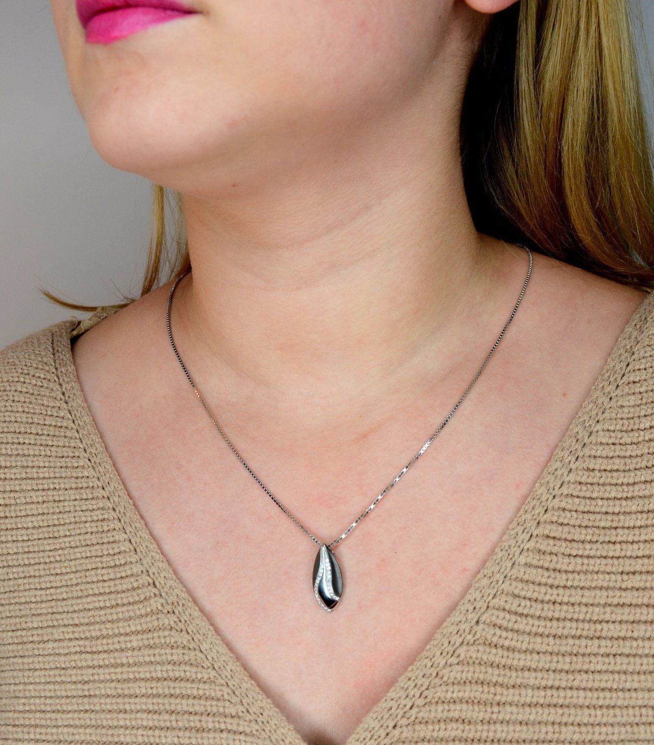 Zawieszka srebrna 925 z cyrkonią AR012-3266. Efektowny minimalizm, blask srebra oraz ponadczasowe wzornictwo sprawiają, że srebrna zawieszka.jpg