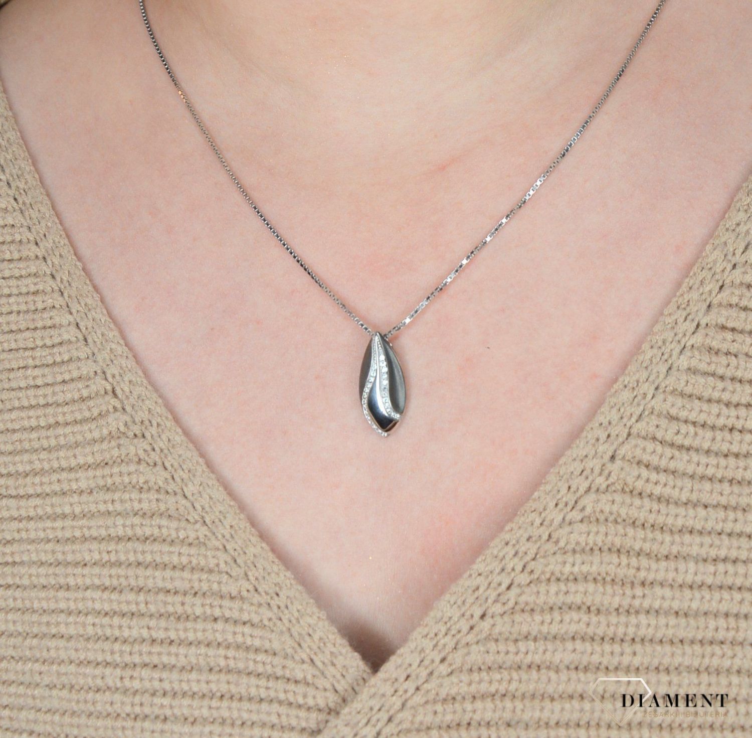 Zawieszka srebrna 925 z cyrkonią AR012-3266. Efektowny minimalizm, blask srebra oraz ponadczasowe wzornictwo sprawiają, że srebrna zawieszka.jpg