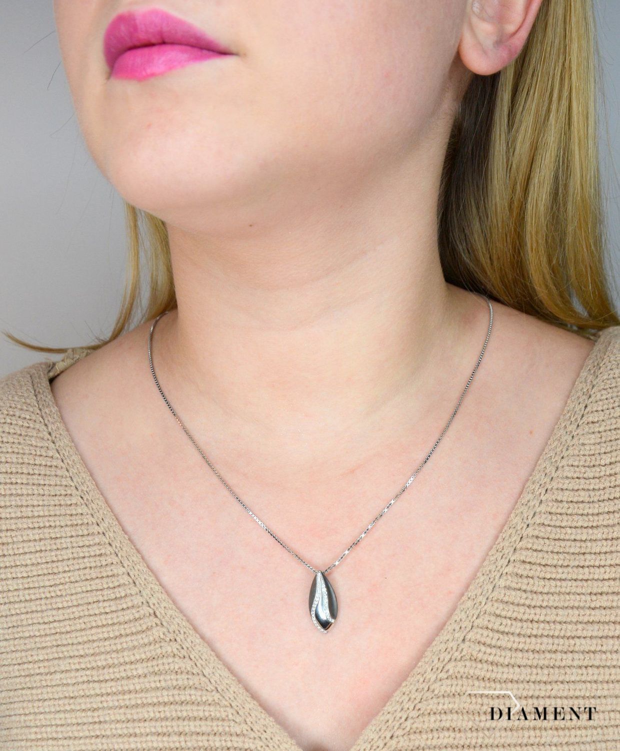 Zawieszka srebrna 925 z cyrkonią AR012-3266. Efektowny minimalizm, blask srebra oraz ponadczasowe wzornictwo sprawiają, że srebrna zawieszka.jpg