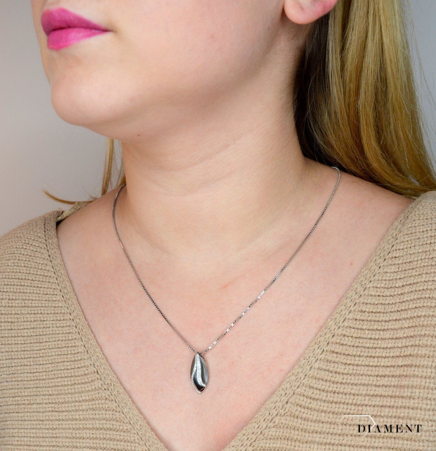 Zawieszka srebrna 925 z cyrkonią AR012-3266. Efektowny minimalizm, blask srebra oraz ponadczasowe wzornictwo sprawiają, że srebrna zawieszka.jpg