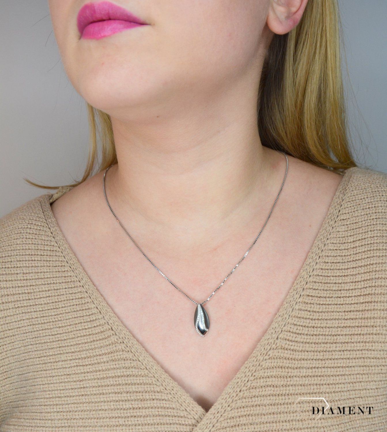 Zawieszka srebrna 925 z cyrkonią AR012-3266. Efektowny minimalizm, blask srebra oraz ponadczasowe wzornictwo sprawiają, że srebrna zawieszka.jpg