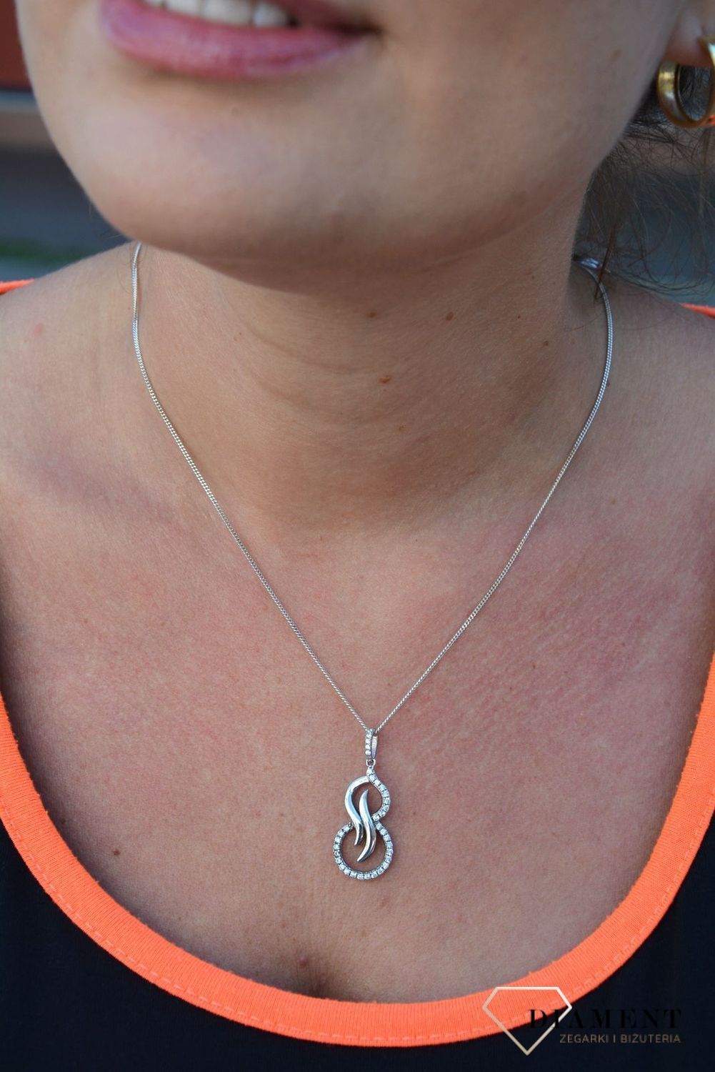 Srebrna zawieszka zaokrąglona z cyrkonią AR012-3639. Wyjątkowa zawieszka, która wraz z nadejściem wiosny odsłania subtelne piękno kruszcu.  Zawieszka wykonana z wysokiej jakości srebra próby 925..jpg