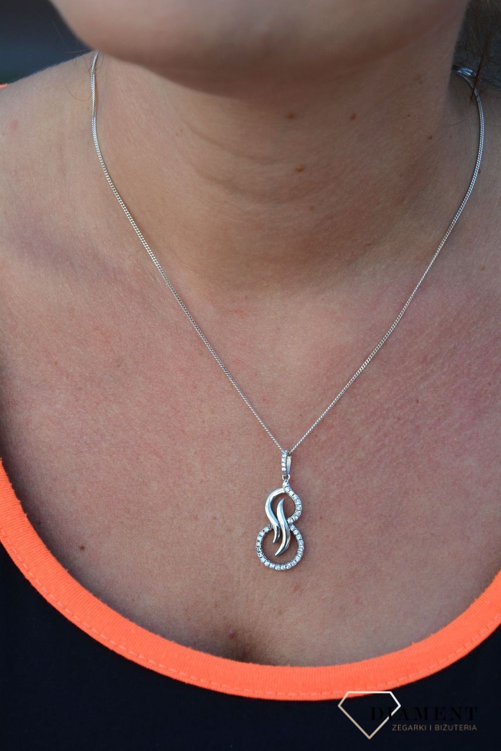 Srebrna zawieszka zaokrąglona z cyrkonią AR012-3639. Wyjątkowa zawieszka, która wraz z nadejściem wiosny odsłania subtelne piękno kruszcu.  Zawieszka wykonana z wysokiej jakości srebra próby 925..jpg