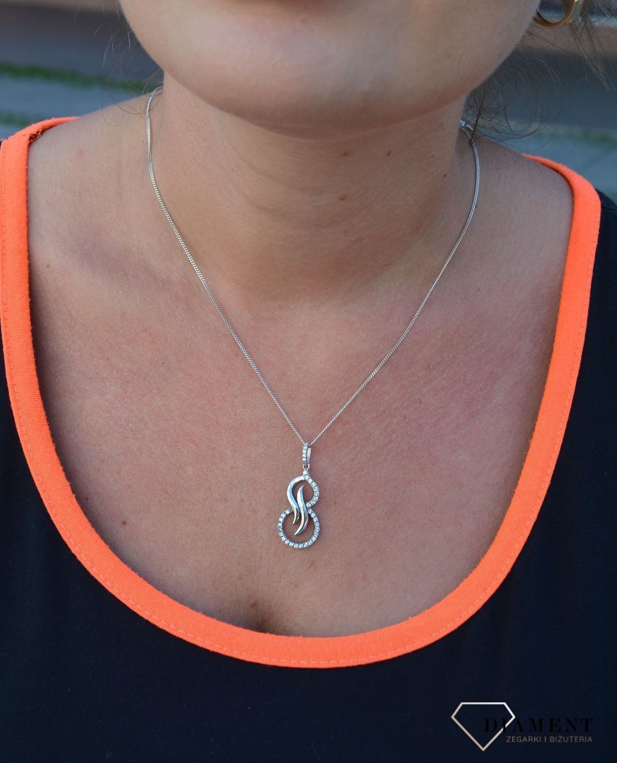 Srebrna zawieszka zaokrąglona z cyrkonią AR012-3639. Wyjątkowa zawieszka, która wraz z nadejściem wiosny odsłania subtelne piękno kruszcu.  Zawieszka wykonana z wysokiej jakości srebra próby 925..jpg