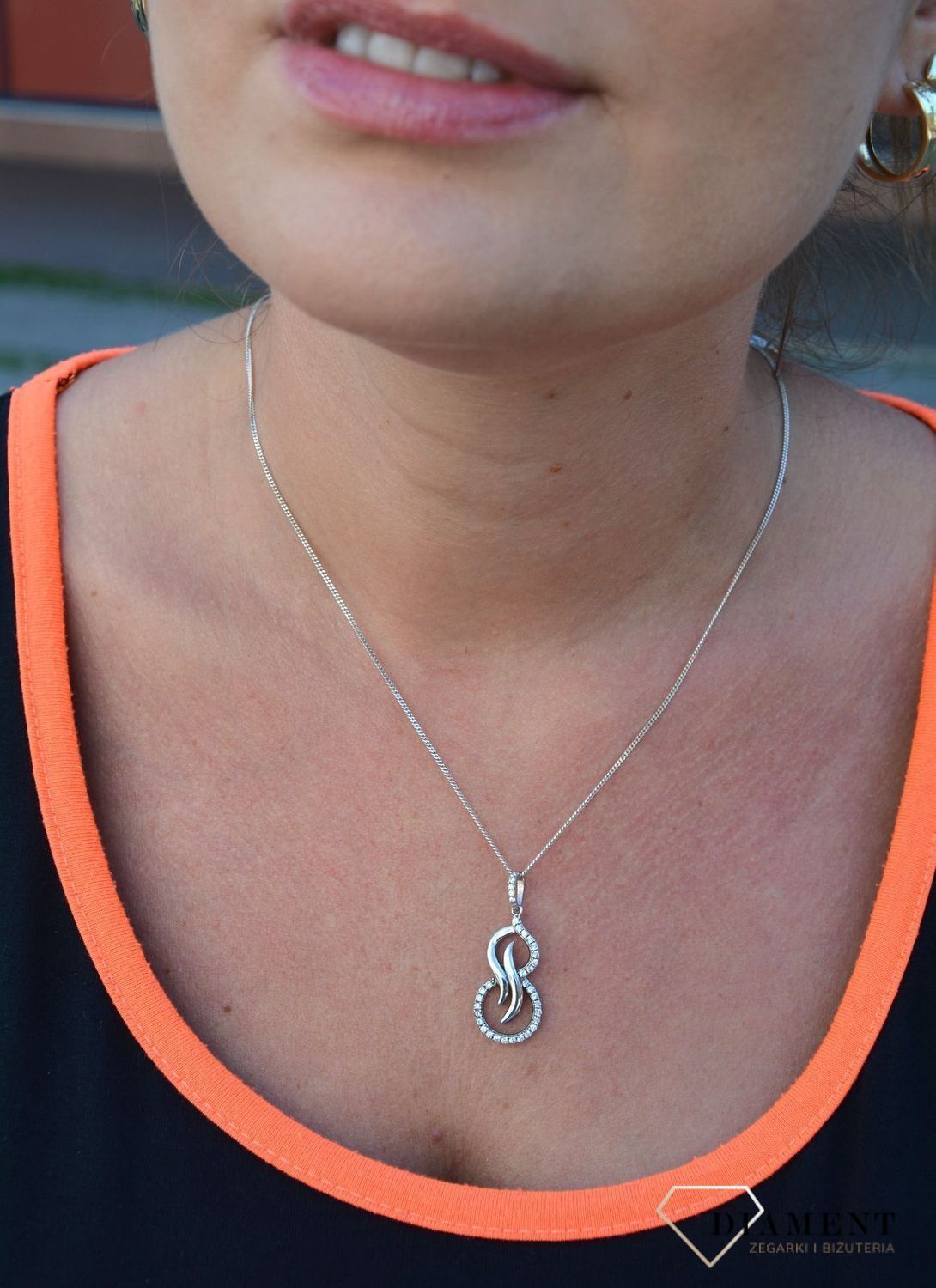 Srebrna zawieszka zaokrąglona z cyrkonią AR012-3639. Wyjątkowa zawieszka, która wraz z nadejściem wiosny odsłania subtelne piękno kruszcu.  Zawieszka wykonana z wysokiej jakości srebra próby 925..jpg