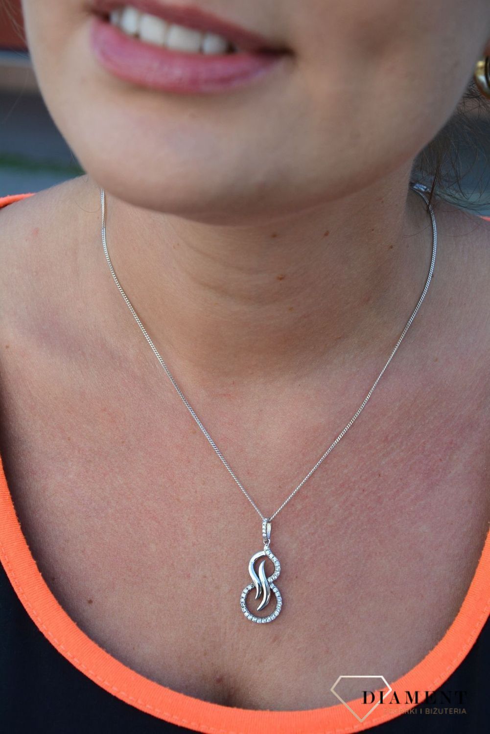 Srebrna zawieszka zaokrąglona z cyrkonią AR012-3639. Wyjątkowa zawieszka, która wraz z nadejściem wiosny odsłania subtelne piękno kruszcu.  Zawieszka wykonana z wysokiej jakości srebra próby 925..jpg