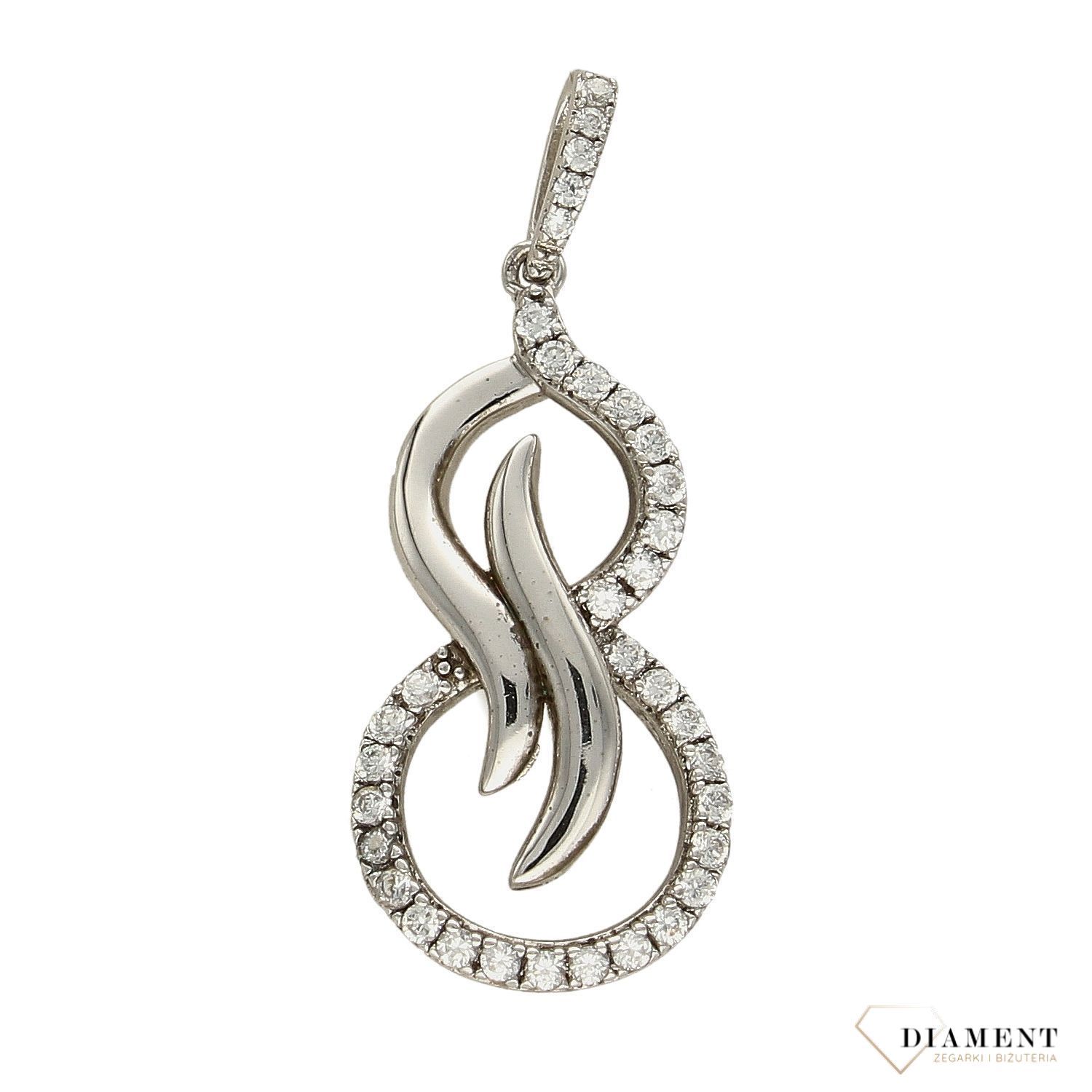 Srebrna zawieszka zaokrąglona z cyrkonią AR012-3639. Wyjątkowa zawieszka, która wraz z nadejściem wiosny odsłania subtelne piękno kruszcu.  Zawieszka wykonana z wysokiej jakości srebra próby 925..jpg