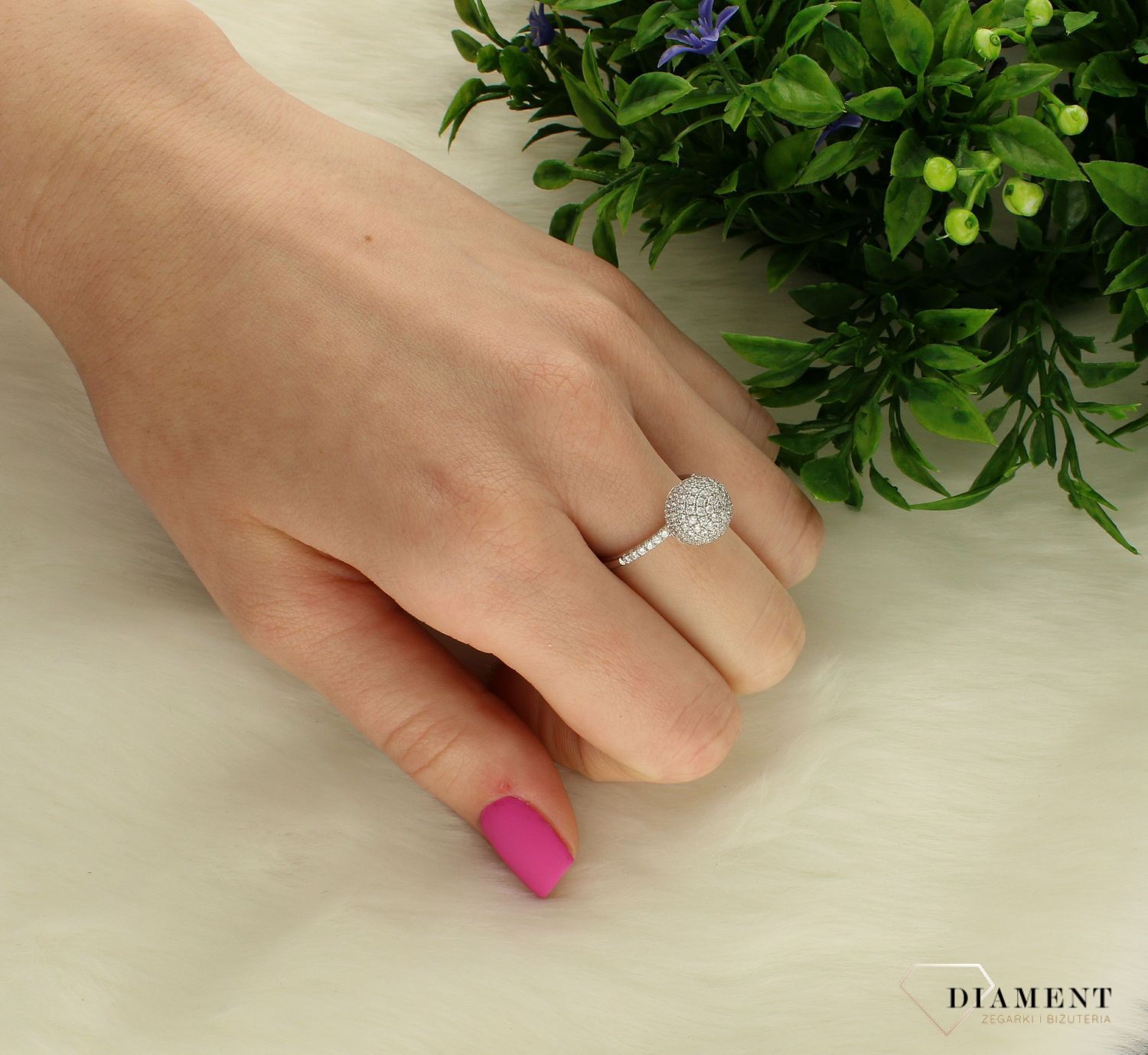 Pierścionek  srebrny kulka z cyrkoniami AR012-5246. Srebrny pierścionek z kulką wysadzoną cyrkoniami wysokiej próby rodowanego srebra. Delikatny i szykowny dodatek do eleganckich oraz codziennych zestawień (1).jpg