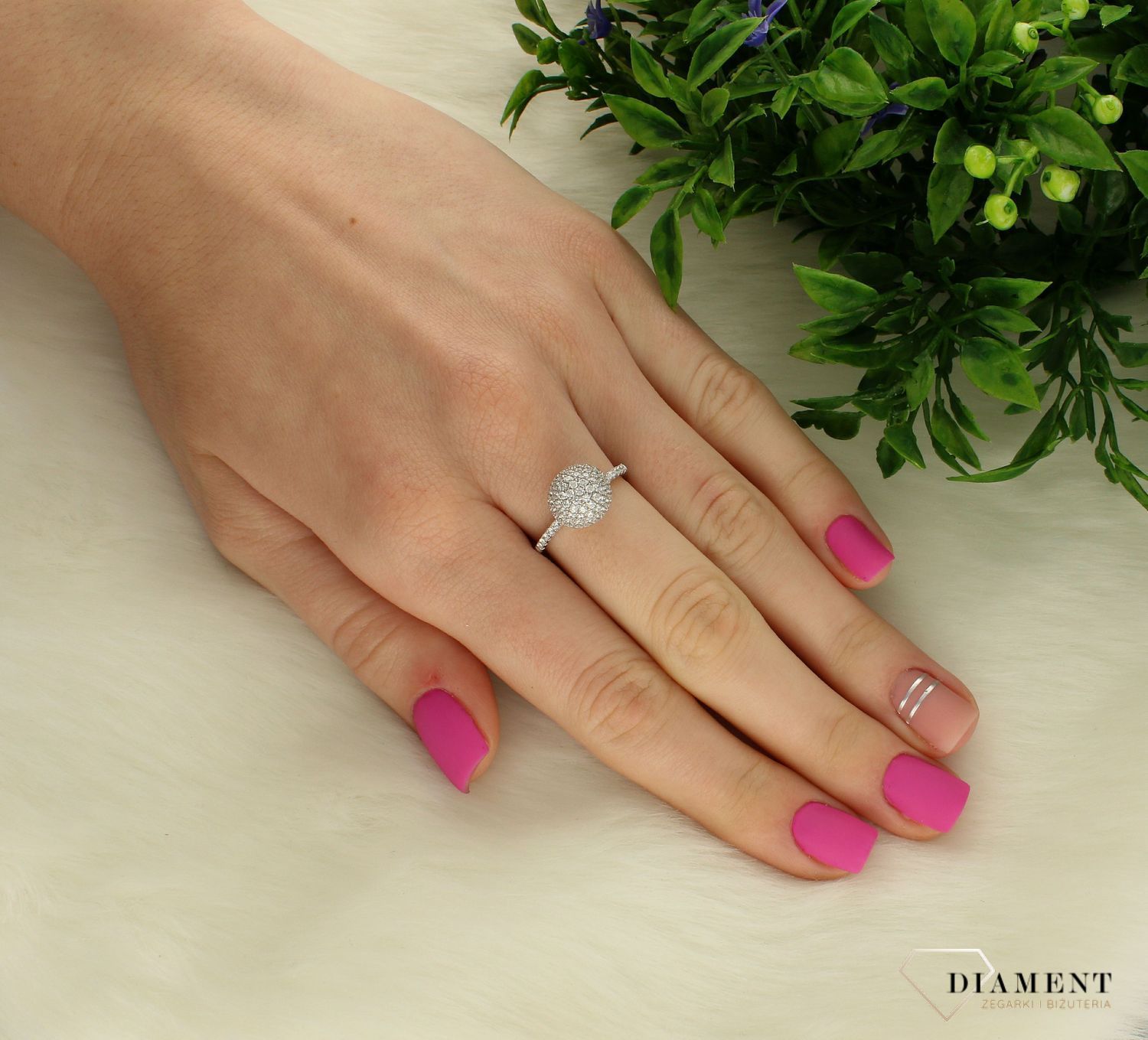 Pierścionek  srebrny kulka z cyrkoniami AR012-5246. Srebrny pierścionek z kulką wysadzoną cyrkoniami wysokiej próby rodowanego srebra. Delikatny i szykowny dodatek do eleganckich oraz codziennych zestawień (1).jpg