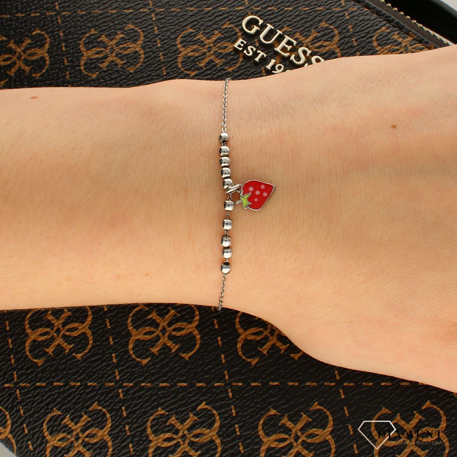 Srebrna bransoletka dla dziewczynki z emaliowaną truskawką ozdobiona kuleczkami AR012-6135.jpg