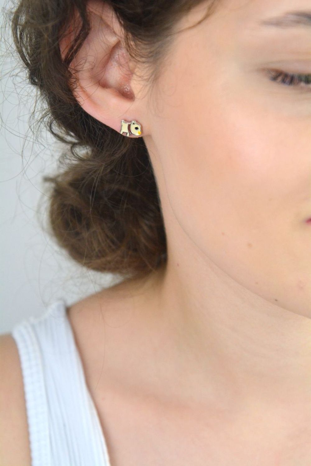 Urocze kolczyki dziecięce w kształcie piesków, ozdobione kolorową emalią 🎨. Wygodne zapięcie na sztyft, idealne na co dzień i jako prezent 🎁. Rozmiar 1,0 cm x 0,9 cm, waga 1,60 g.1.jpg