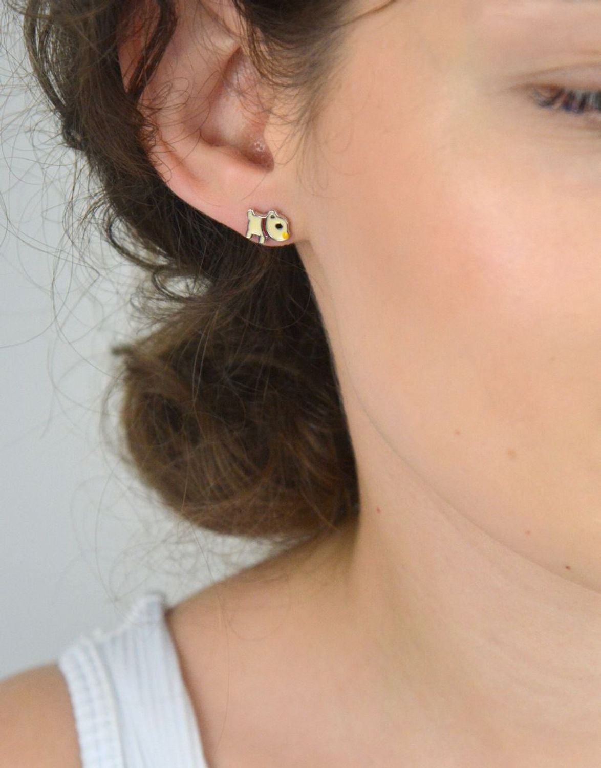 Urocze kolczyki dziecięce w kształcie piesków, ozdobione kolorową emalią 🎨. Wygodne zapięcie na sztyft, idealne na co dzień i jako prezent 🎁. Rozmiar 1,0 cm x 0,9 cm, waga 1,60 g.1.jpg