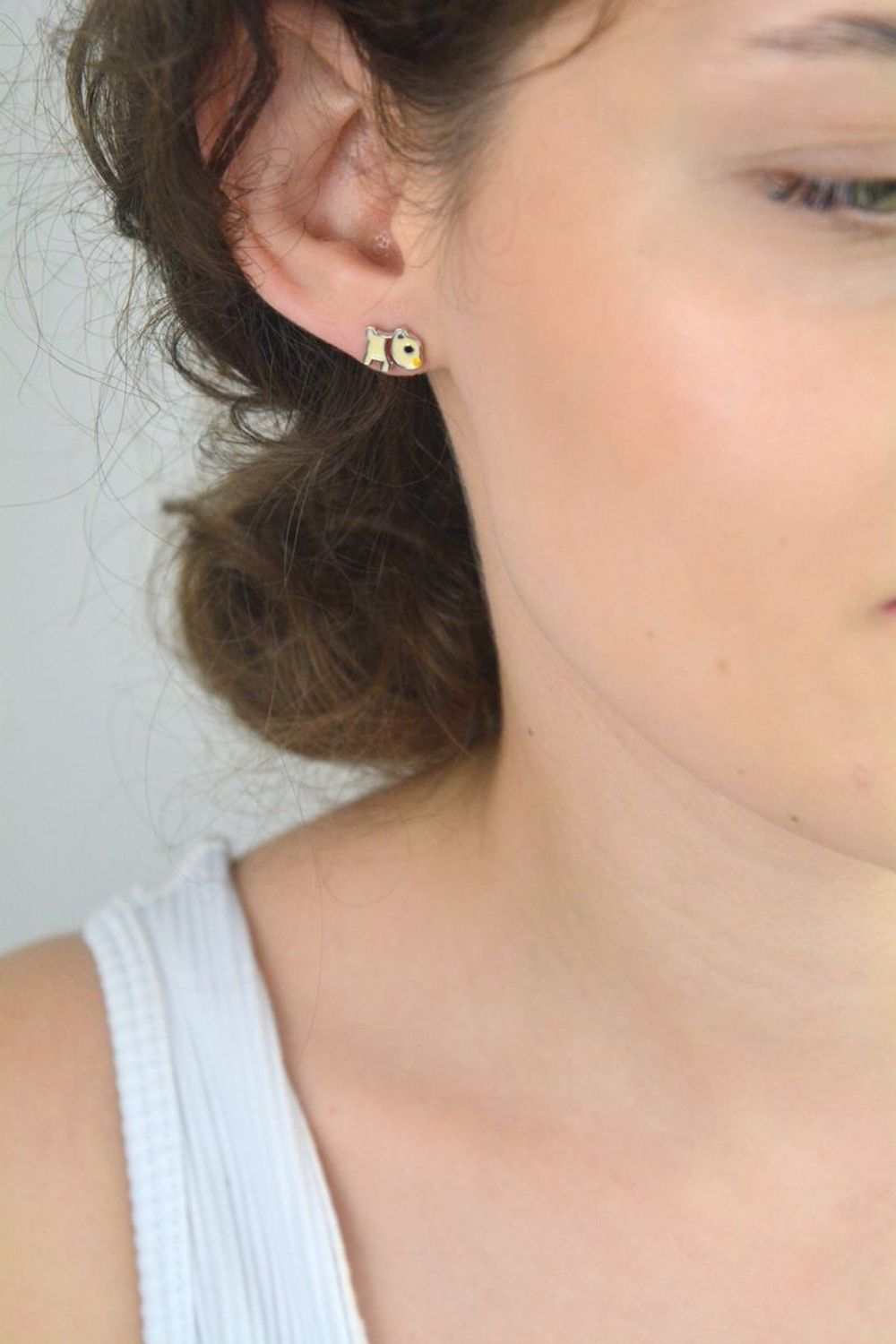 Urocze kolczyki dziecięce w kształcie piesków, ozdobione kolorową emalią 🎨. Wygodne zapięcie na sztyft, idealne na co dzień i jako prezent 🎁. Rozmiar 1,0 cm x 0,9 cm, waga 1,60 g.1.jpg