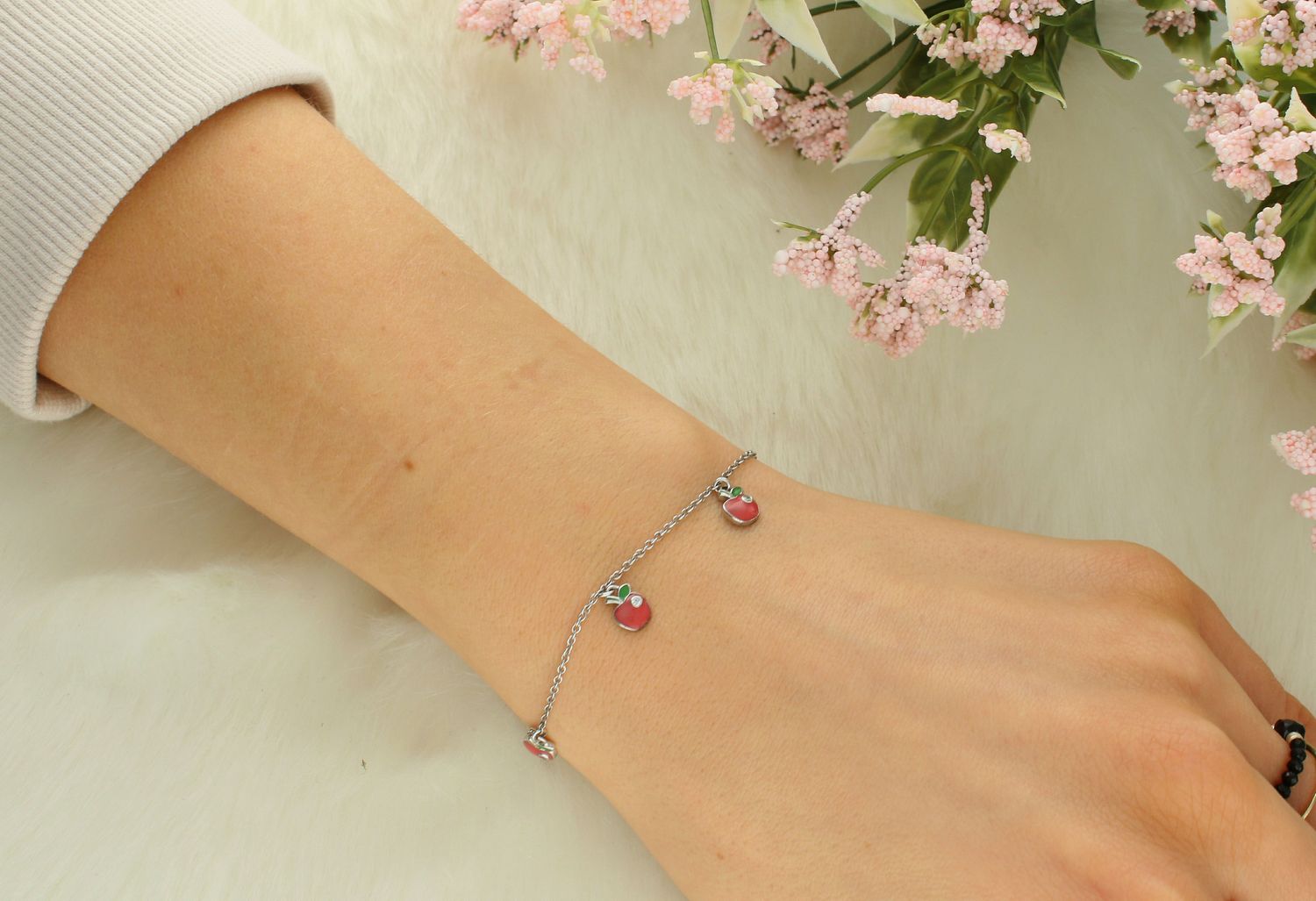 Bransoleta srebrna dziecięca jabłuszka z emalią AR012-7547 Bransoletka wykonana z najwyższej jakości srebra próby 925. Idealny pomysł na prezent dla każdej dziewczynki.1.jpg