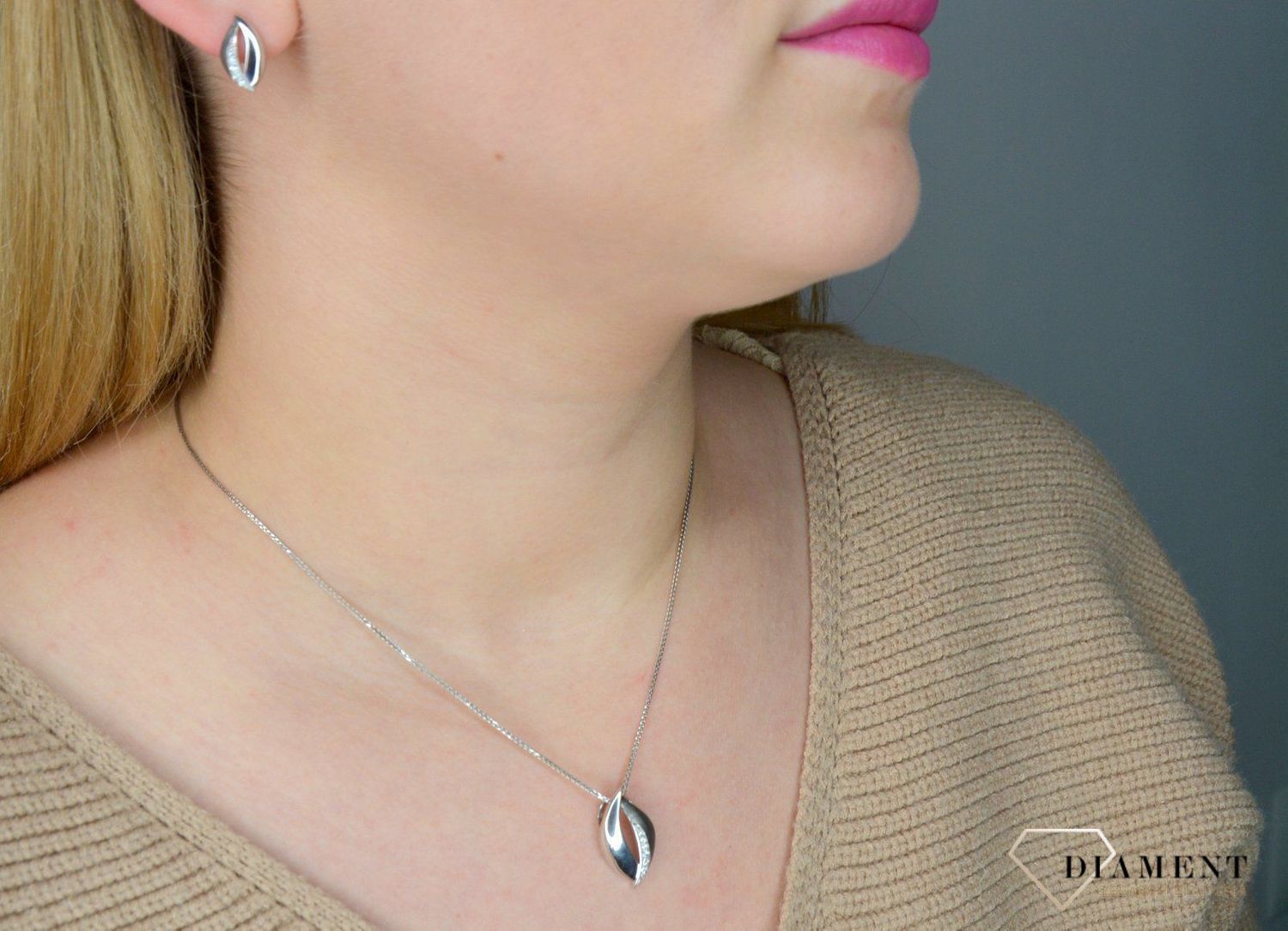 Srebrna zawieszka Apart 925 łezka z cyrkonią AR012-8594.jpg