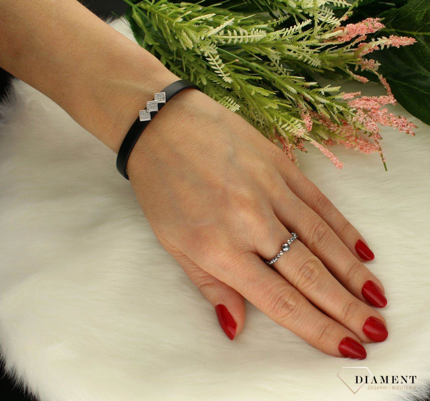 Bransoletka damska kauczukowa 'Kwadrat w cyrkoniach' AR013-0103. Wyjątkowa damska bransoletka, wykonana z kauczuku. Kauczukowa bransoletka to uniwersalne rozwiązanie do każdej stylizacji. Idealna bransoletka na prezent (1).jpg