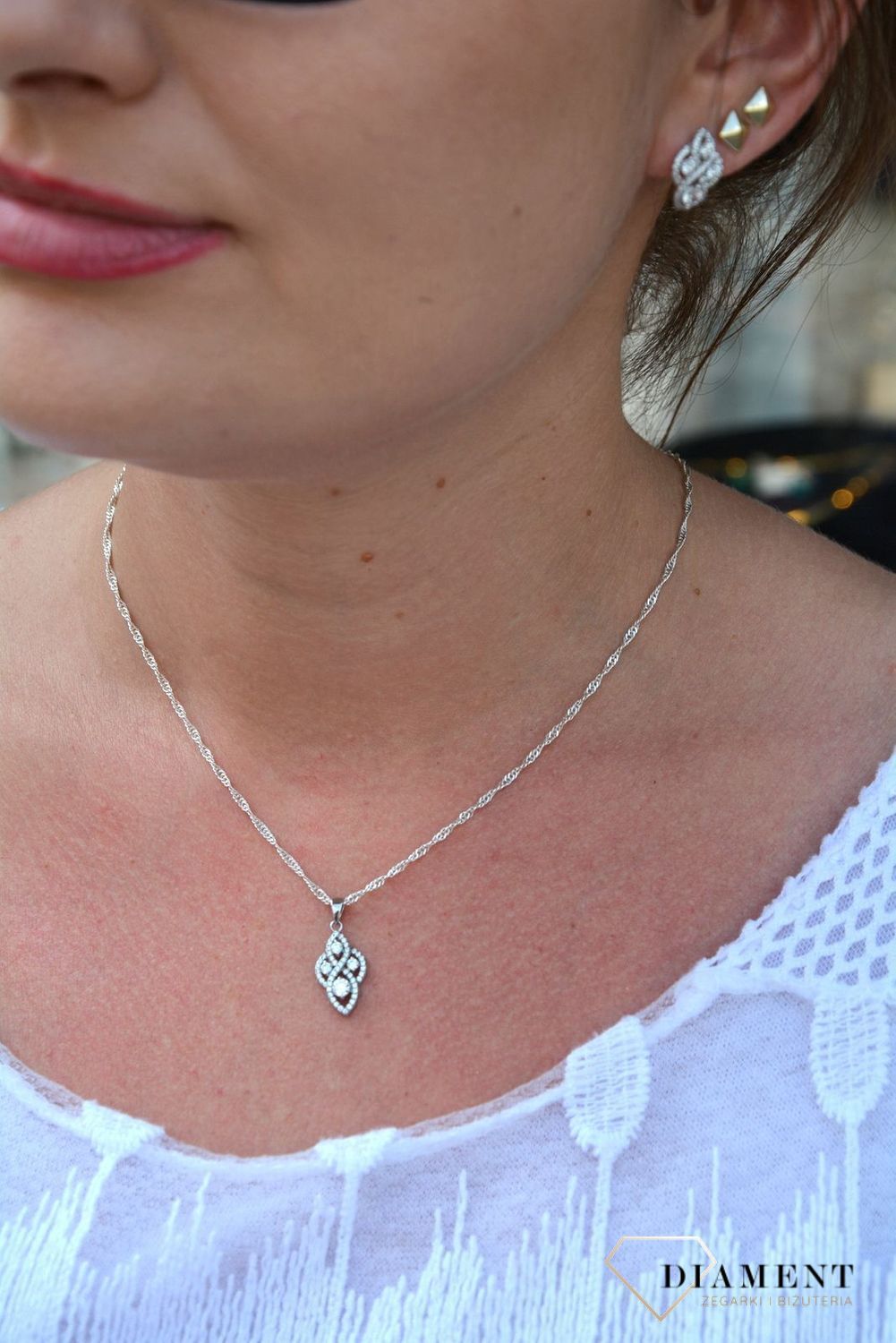 Srebrna zawieszka wzorzysta z błyszczącą cyrkonią AR013-2615.jpg