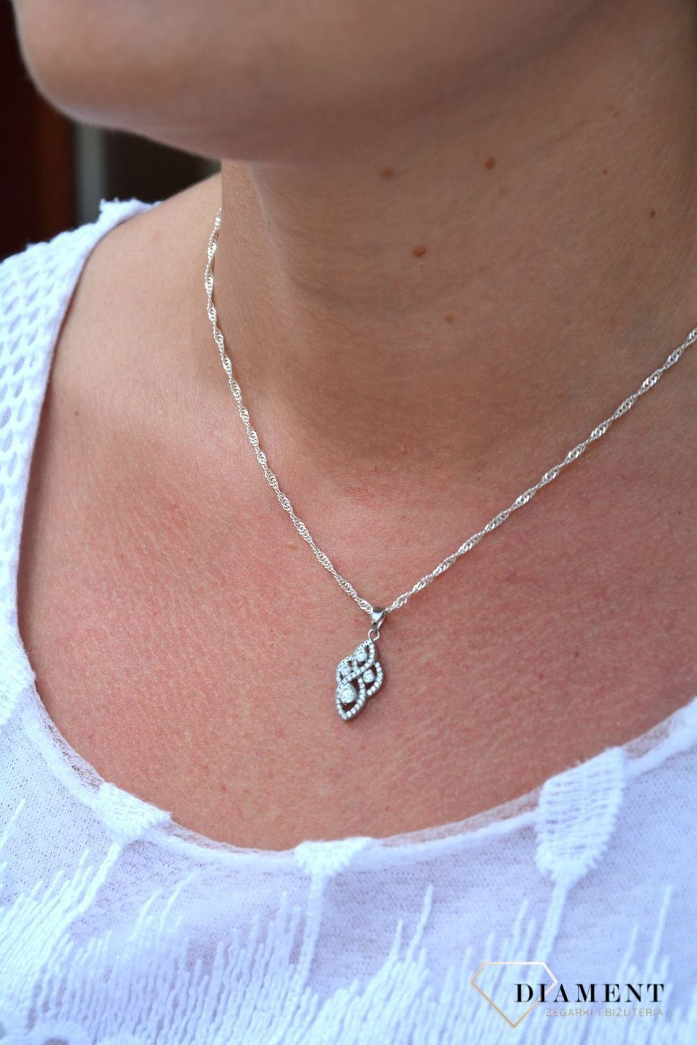 Srebrna zawieszka wzorzysta z błyszczącą cyrkonią AR013-2615.jpg
