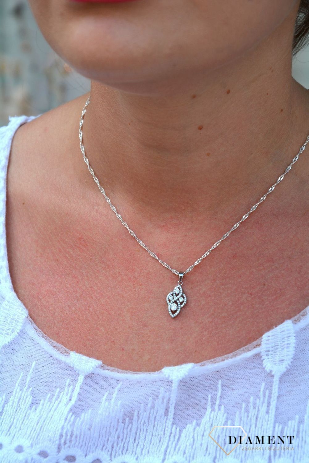 Srebrna zawieszka wzorzysta z błyszczącą cyrkonią AR013-2615.jpg