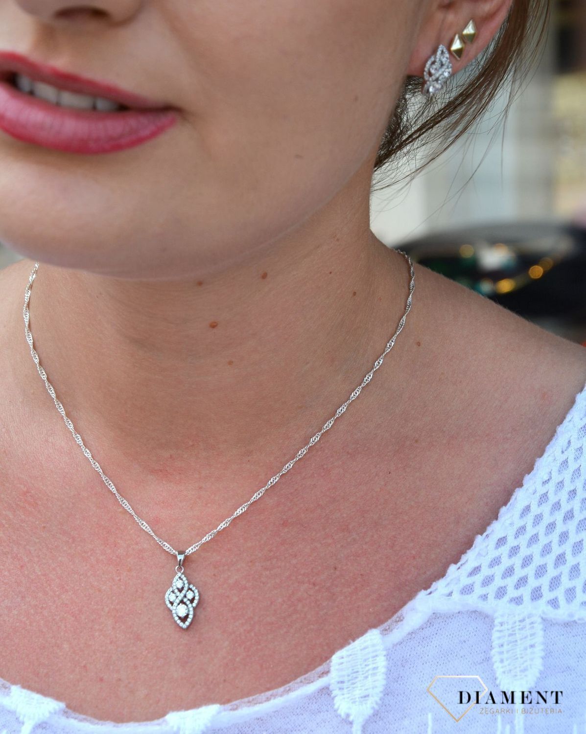 Srebrna zawieszka wzorzysta z błyszczącą cyrkonią AR013-2615.jpg