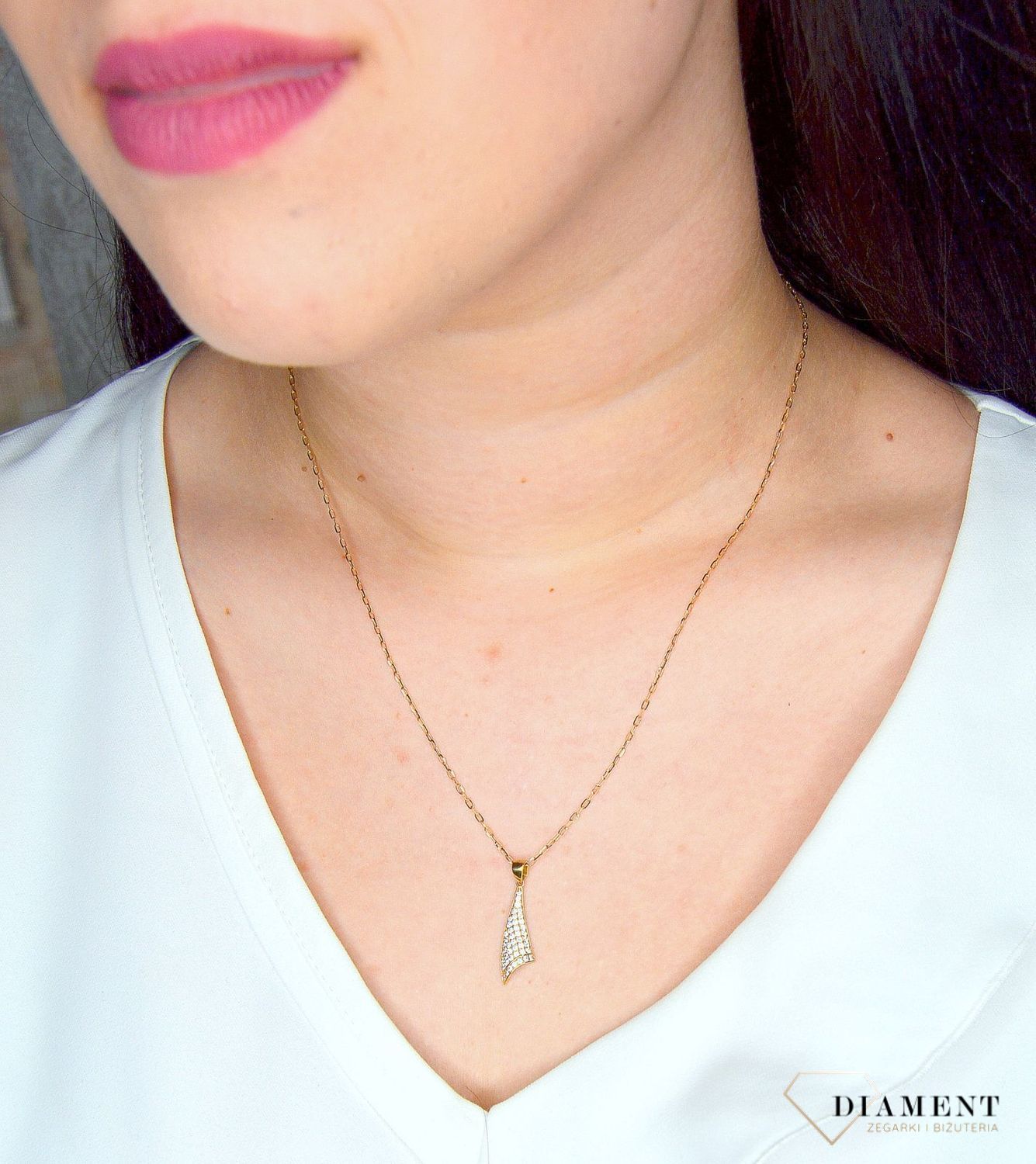 Złota zawieszka 333 trójkąt z cyrkoniami AR013-4341.jpg