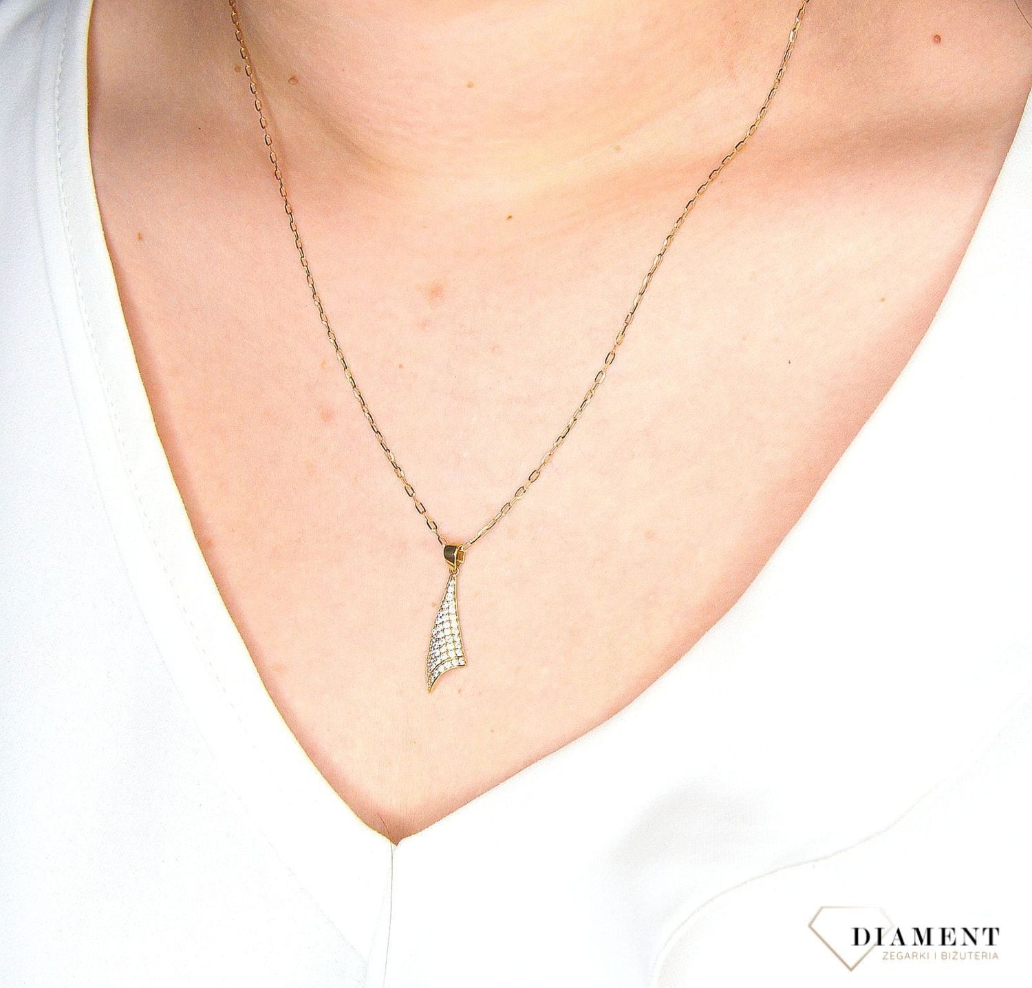 Złota zawieszka 333 trójkąt z cyrkoniami AR013-4341.jpg