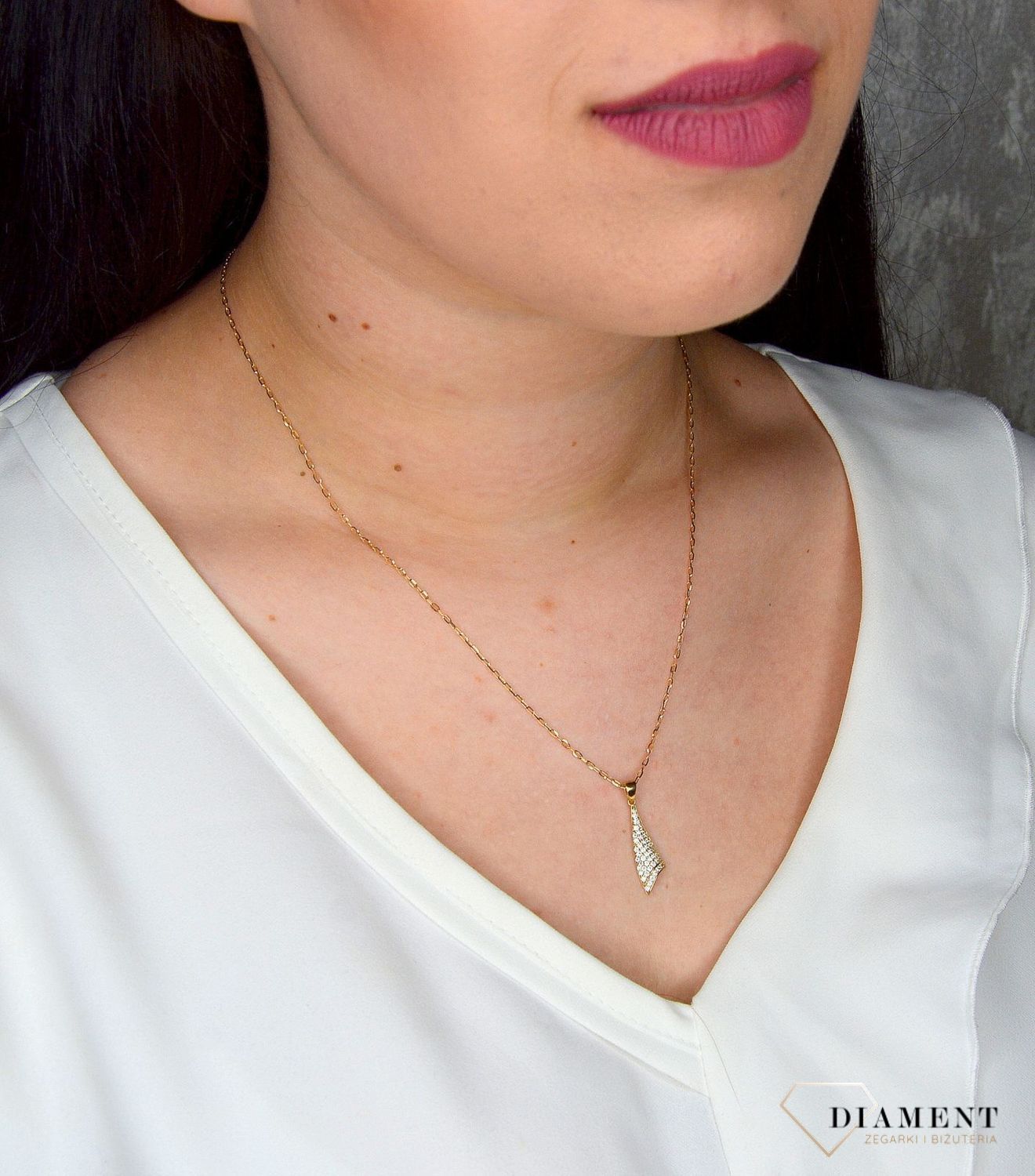Złota zawieszka 333 trójkąt z cyrkoniami AR013-4341.jpg