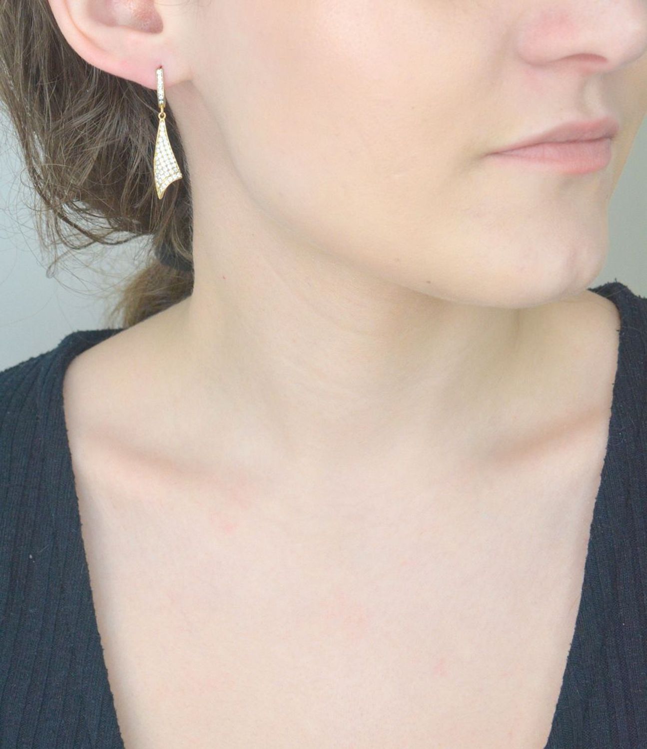 Złote kolczyki Apart wiszące z cyrkoniami AR013-4342. Złote kolczyki damskie Apart z cyrkoniami. Stylowe kolczyki wykonane z wysokiej jakości złota próby 333 1.jpg