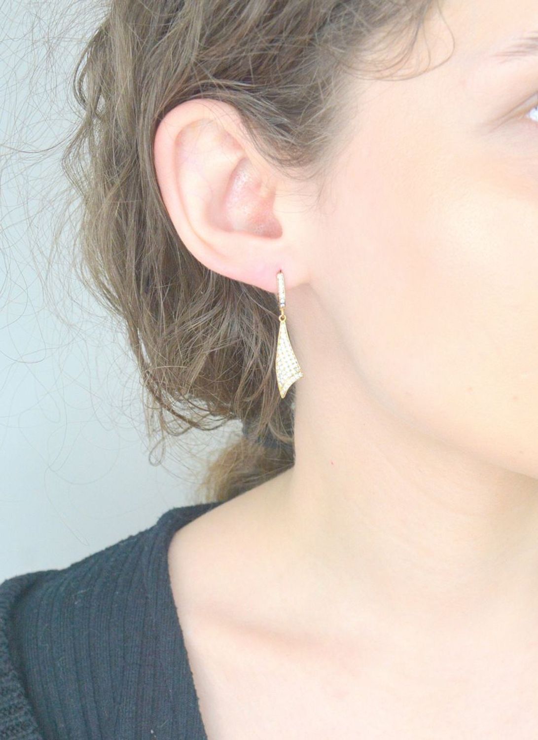 Złote kolczyki Apart wiszące z cyrkoniami AR013-4342. Złote kolczyki damskie Apart z cyrkoniami. Stylowe kolczyki wykonane z wysokiej jakości złota próby 333 1.jpg