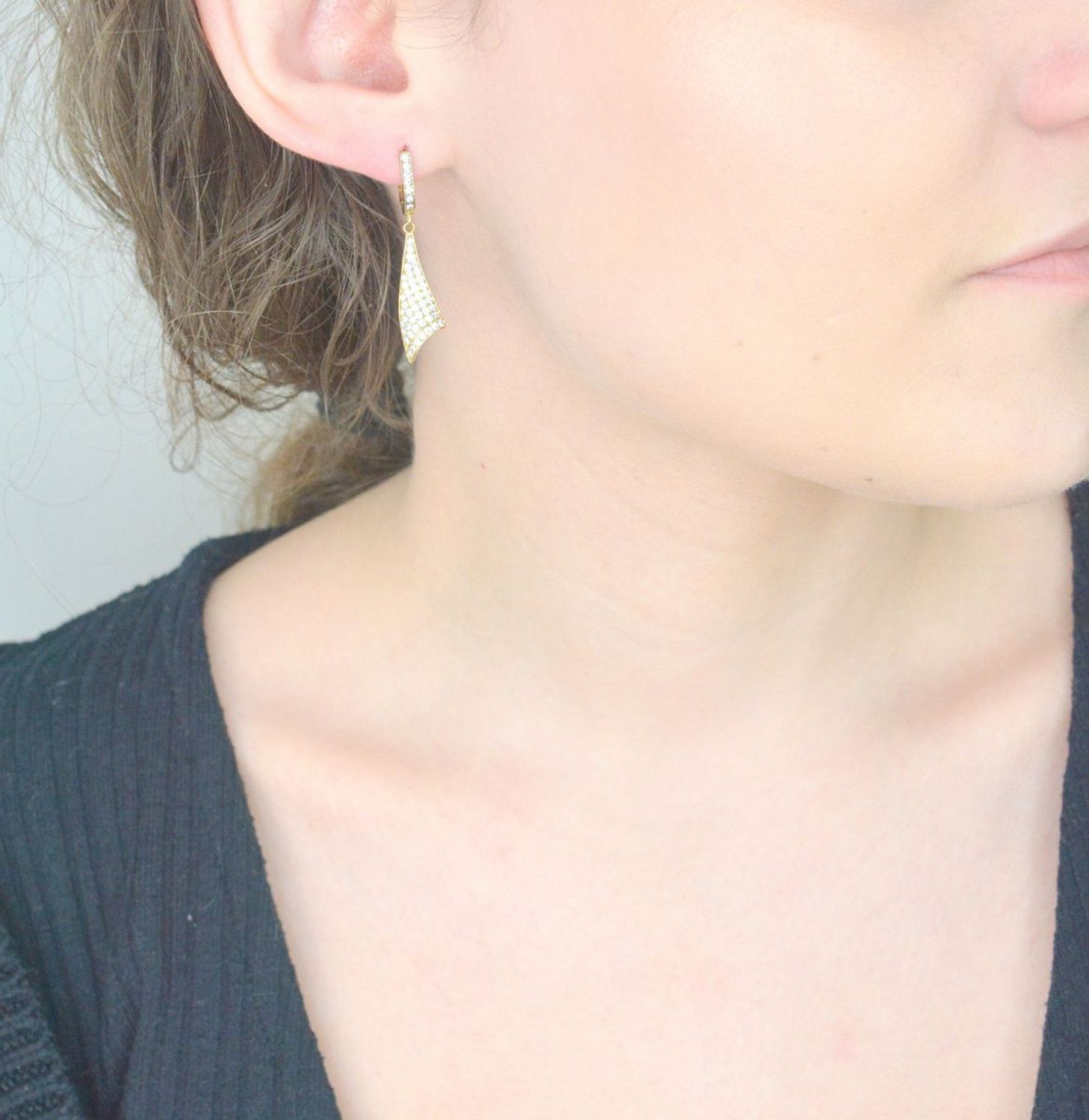 Złote kolczyki Apart wiszące z cyrkoniami AR013-4342. Złote kolczyki damskie Apart z cyrkoniami. Stylowe kolczyki wykonane z wysokiej jakości złota próby 333 1.jpg