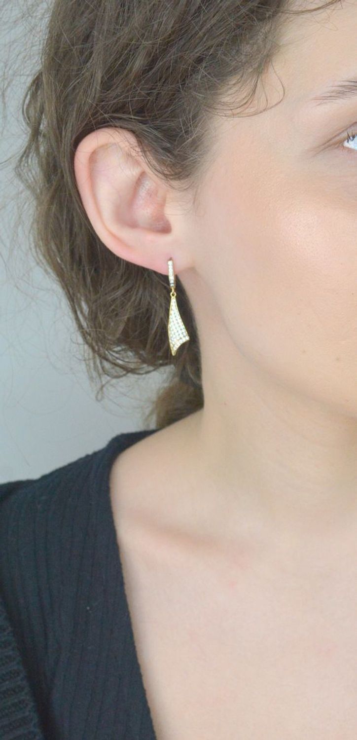 Złote kolczyki Apart wiszące z cyrkoniami AR013-4342. Złote kolczyki damskie Apart z cyrkoniami. Stylowe kolczyki wykonane z wysokiej jakości złota próby 333 1.jpg