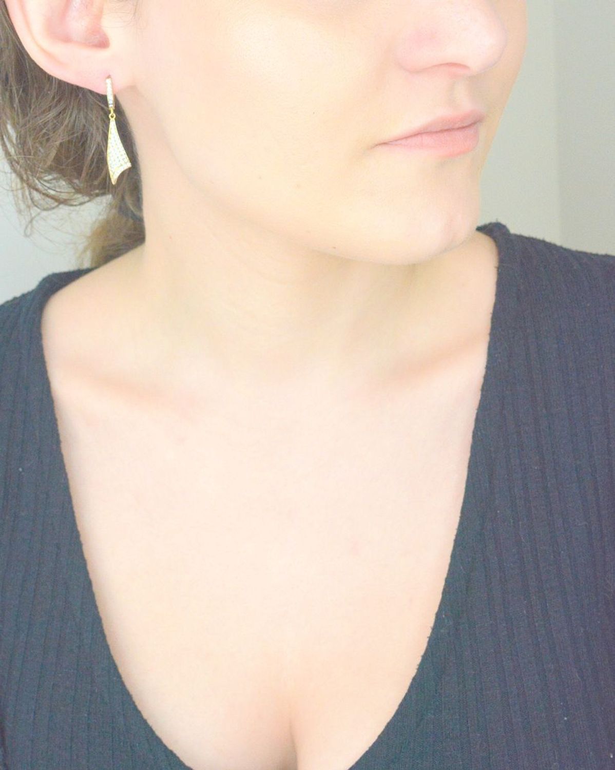 Złote kolczyki Apart wiszące z cyrkoniami AR013-4342. Złote kolczyki damskie Apart z cyrkoniami. Stylowe kolczyki wykonane z wysokiej jakości złota próby 333 1.jpg