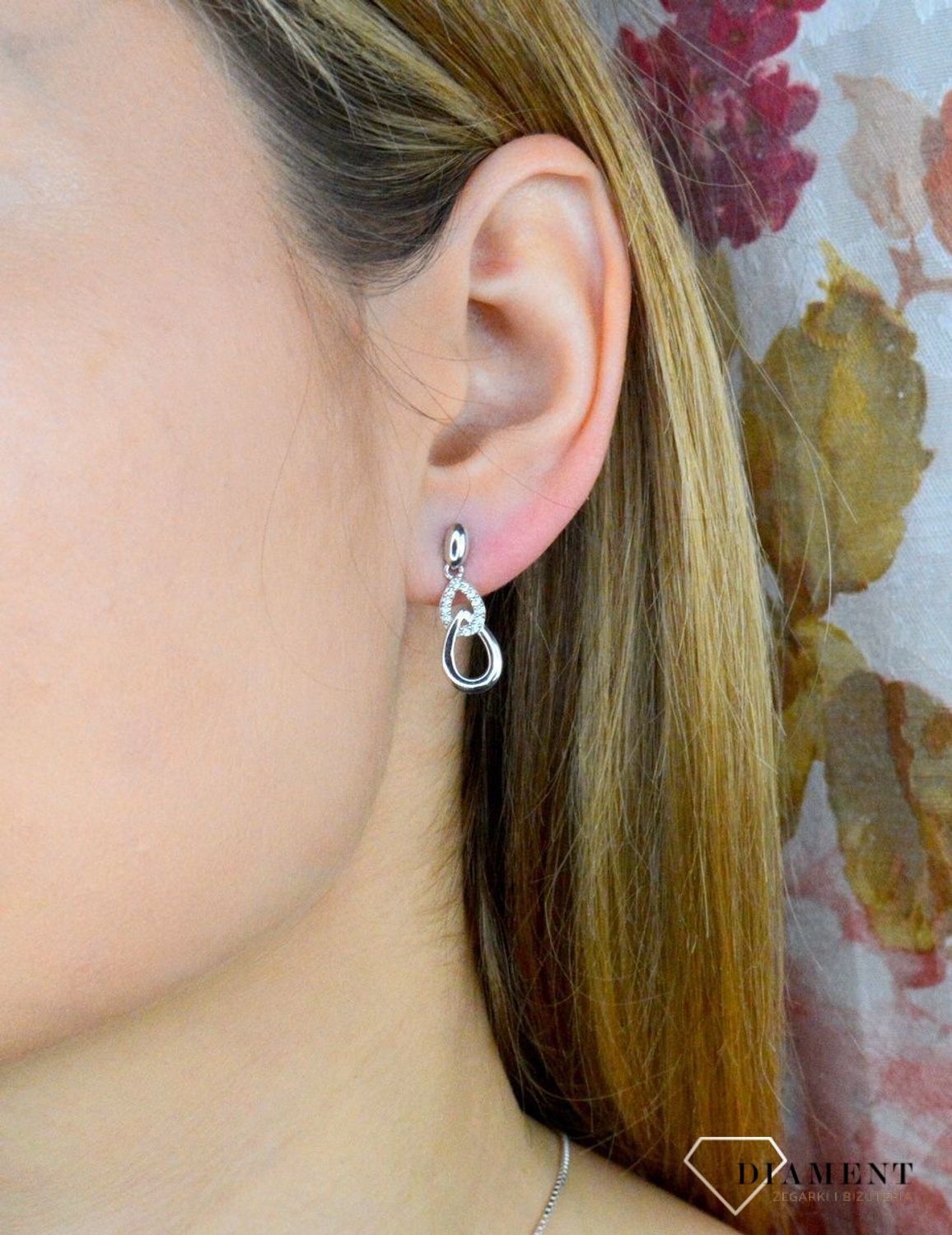 Kolczyki damskie  Podwójne oczka  AR013-4621 Srebrne kolczyki zapinane na ponadczasowe zapięcie typu sztyft, zostały wykonane z najwyższej jakości srebra próby 925. Idealny pomysł na prezent..jpg