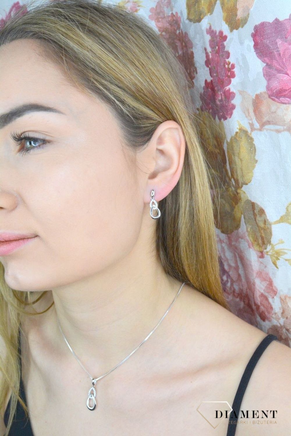 Kolczyki damskie  Podwójne oczka  AR013-4621 Srebrne kolczyki zapinane na ponadczasowe zapięcie typu sztyft, zostały wykonane z najwyższej jakości srebra próby 925. Idealny pomysł na prezent..jpg