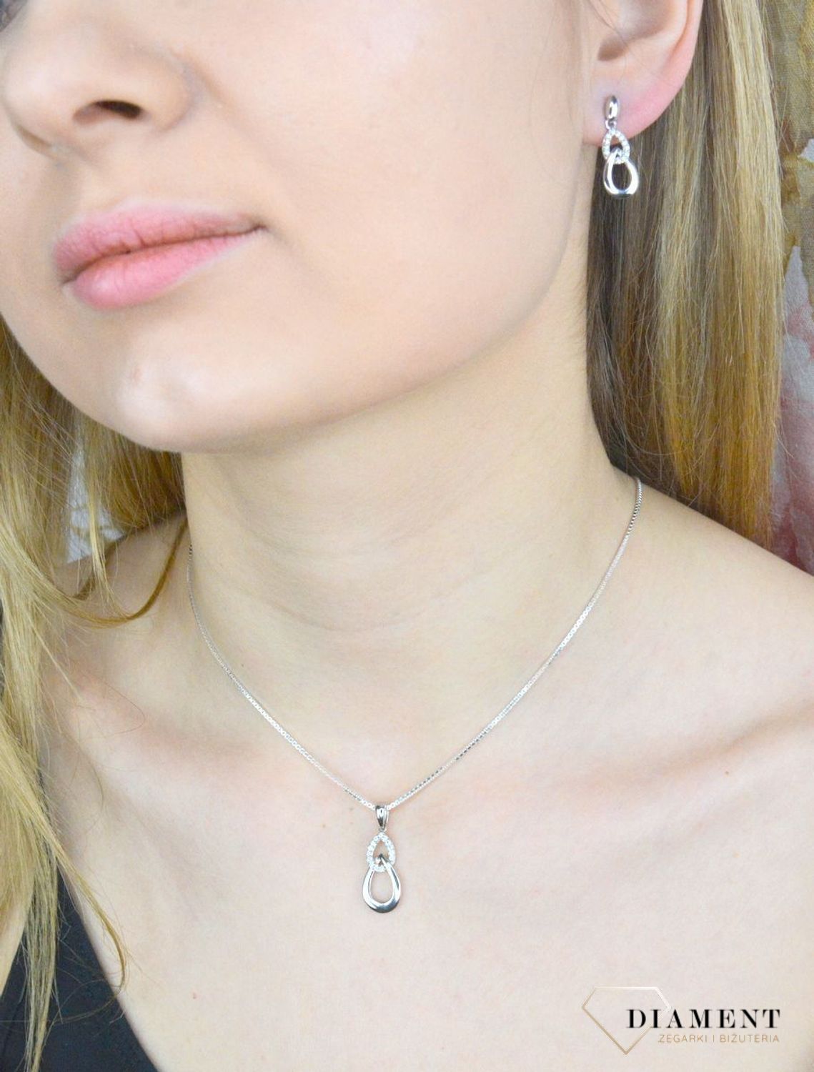 Zawieszka damska  Podwójne oczka  AR013-4622 Srebrna zawieszka o ponadczasowej formie uzupełniona cyrkonią. Została wykonana z najwyższej jakości srebra próby 925. Idealny pomysł na prezent..jpg