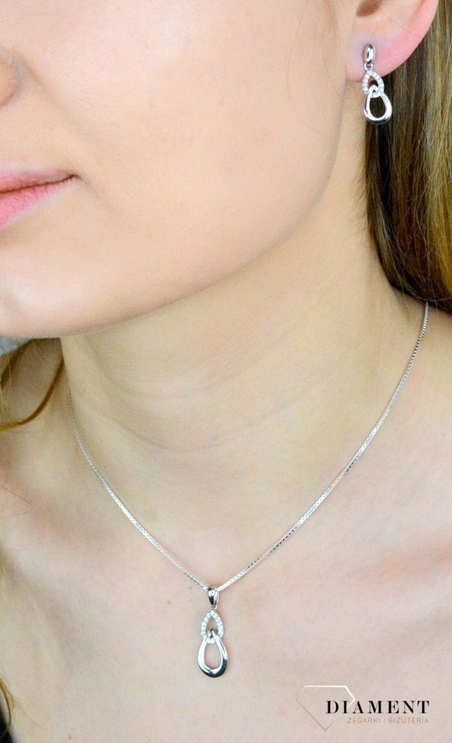 Zawieszka damska  Podwójne oczka  AR013-4622 Srebrna zawieszka o ponadczasowej formie uzupełniona cyrkonią. Została wykonana z najwyższej jakości srebra próby 925. Idealny pomysł na prezent..jpg