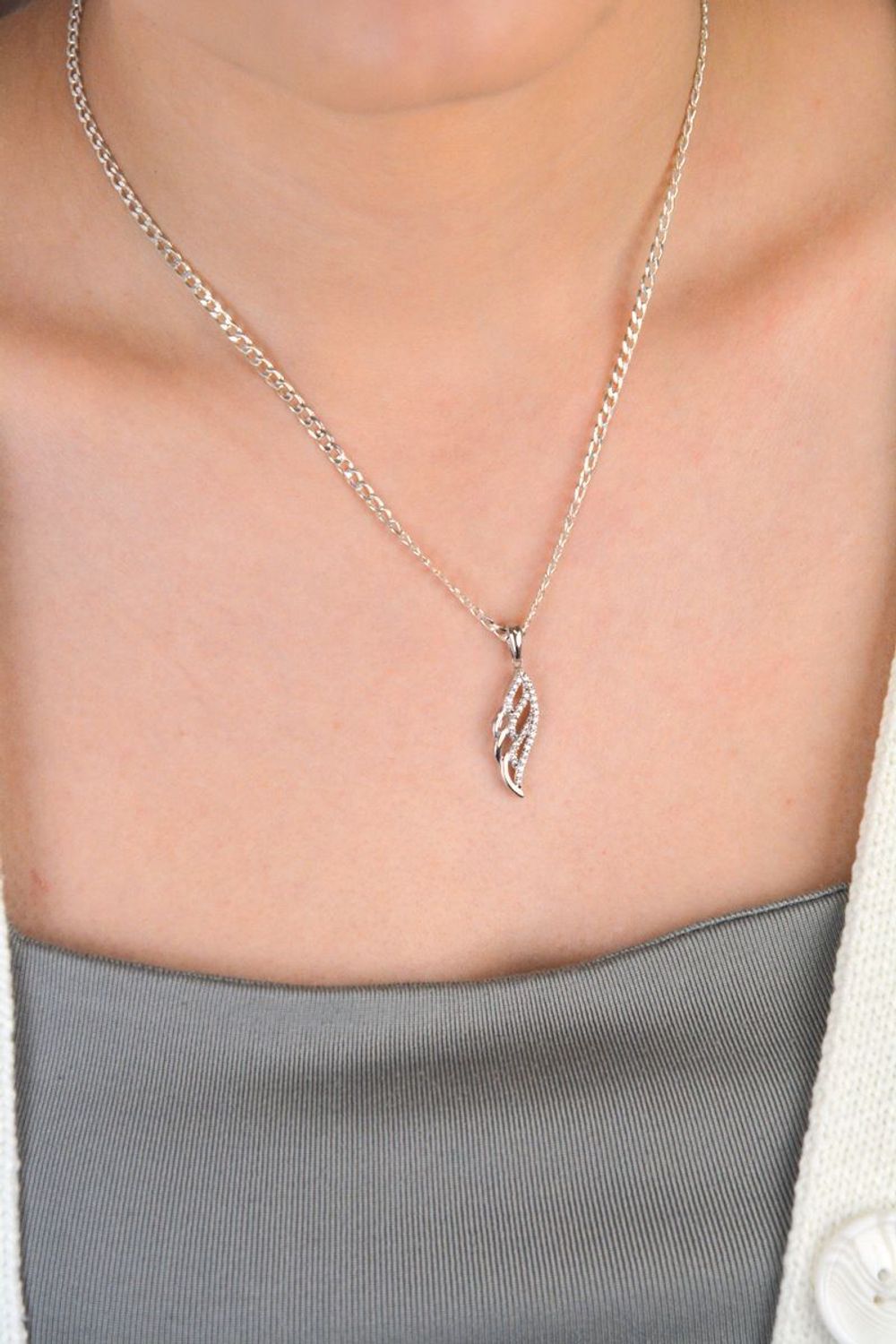 Zawieszka srebrna piórko w cyrkonie próba 925, AR013-4625 Zmysłowa i pełna symboliki – srebrna zawieszka w kształcie piórka z cyrkonią to wyjątkowy dodatek dla kobiet ceniących subtelną 1.jpg