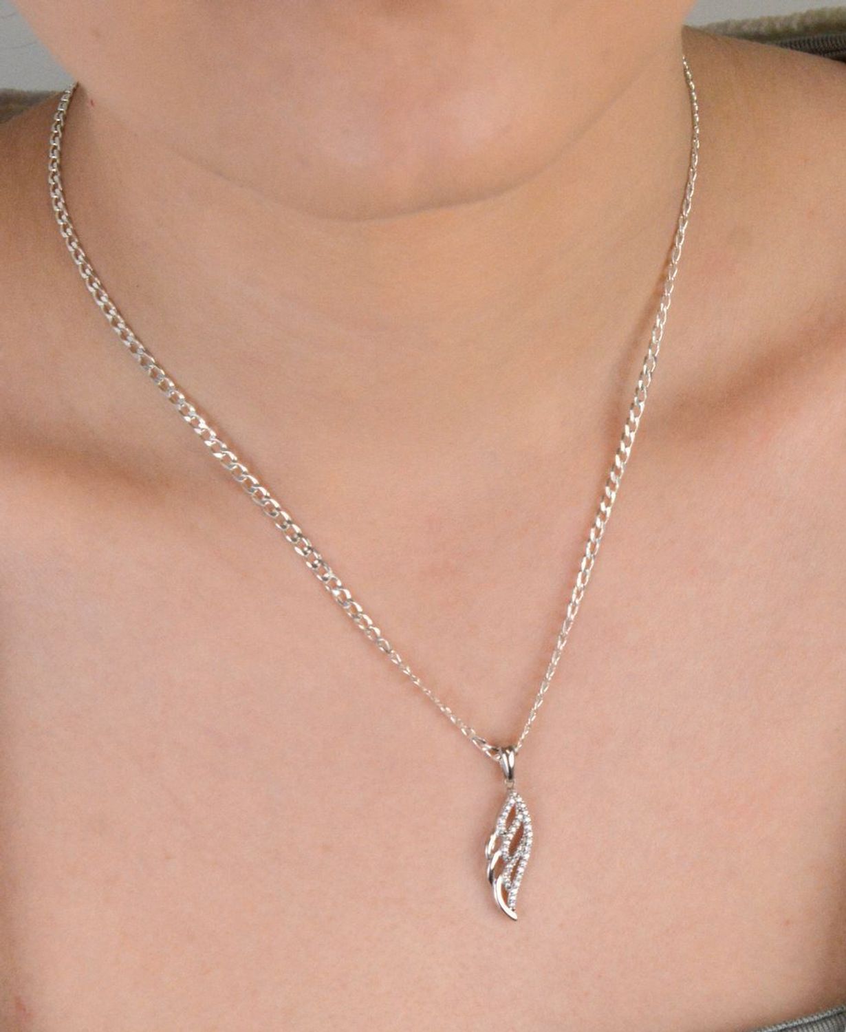 Zawieszka srebrna piórko w cyrkonie próba 925, AR013-4625 Zmysłowa i pełna symboliki – srebrna zawieszka w kształcie piórka z cyrkonią to wyjątkowy dodatek dla kobiet ceniących subtelną 1.jpg