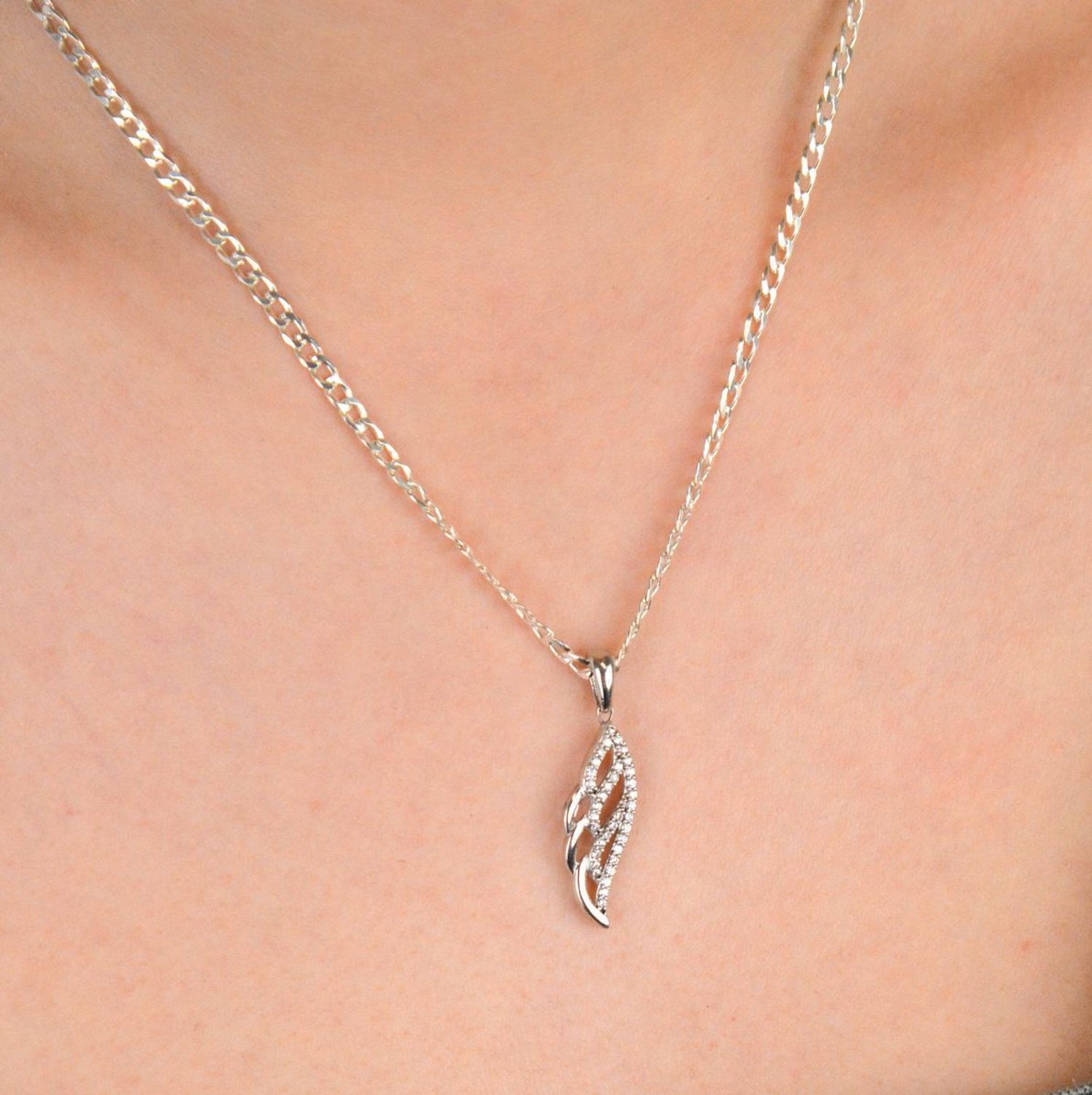 Zawieszka srebrna piórko w cyrkonie próba 925, AR013-4625 Zmysłowa i pełna symboliki – srebrna zawieszka w kształcie piórka z cyrkonią to wyjątkowy dodatek dla kobiet ceniących subtelną 1.jpg
