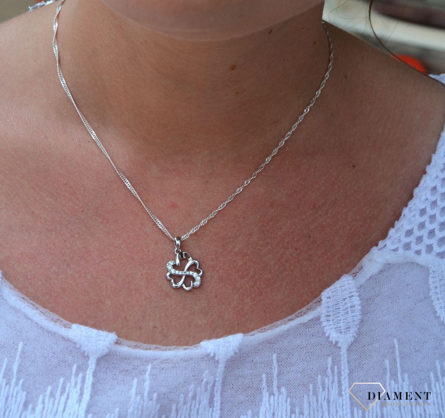 Zawieszka srebrna koniczynka z cyrkoniami AR013-5843.jpg