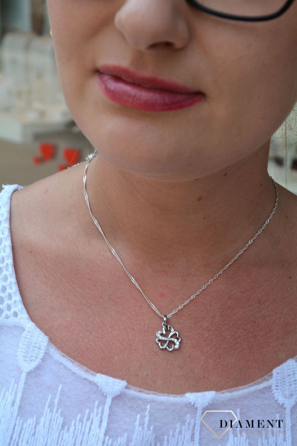 Zawieszka srebrna koniczynka z cyrkoniami AR013-5843.jpg