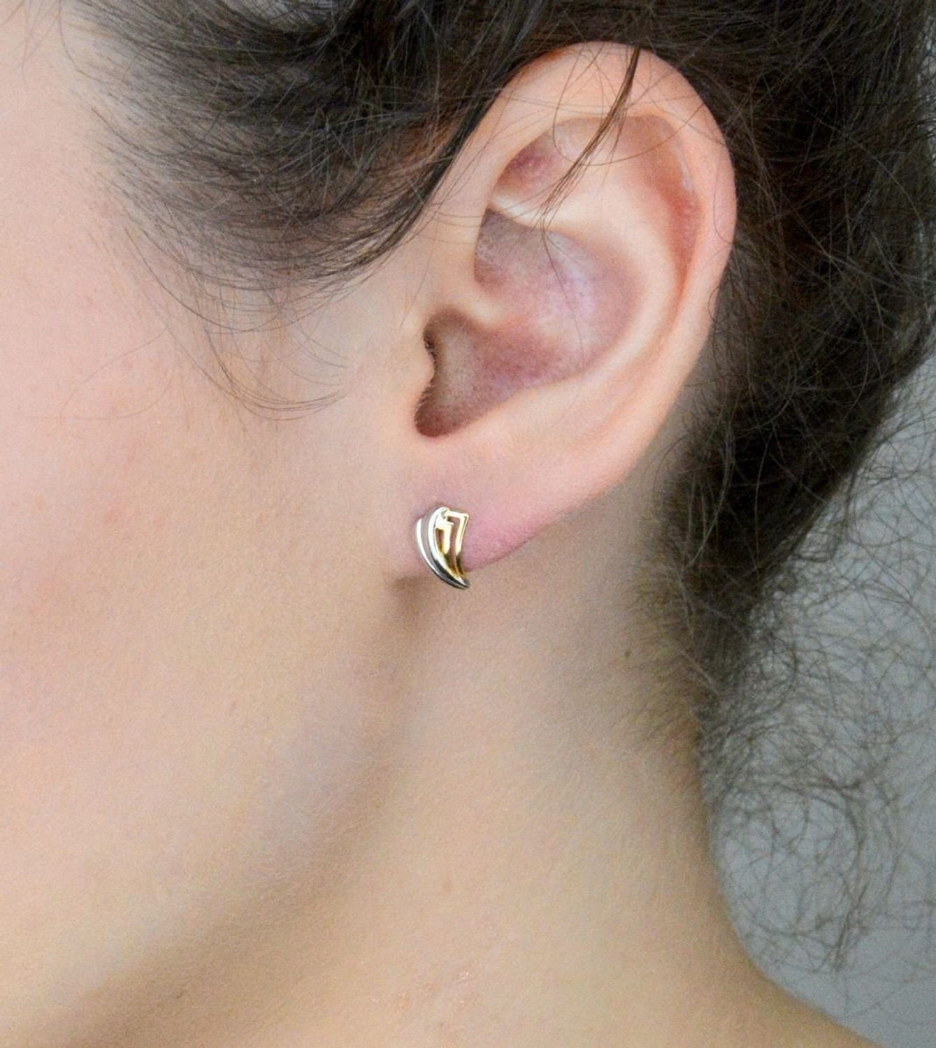 Kolczyki złote 585 pleciona elegancja z białym złotem AR28-0501 Eleganckie, złote kolczyki wykonane z próby złota 585 o wadze około 1,11 g i długości 1 cm.1.jpg