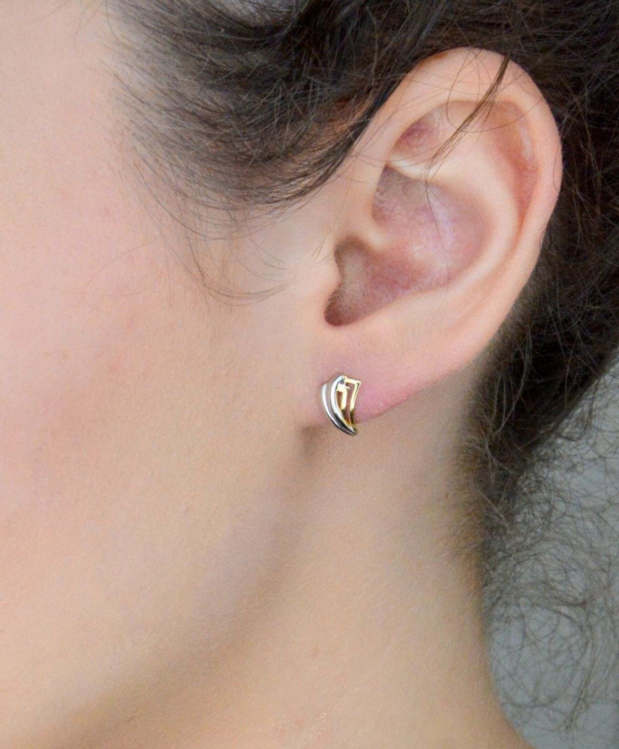 Kolczyki złote 585 pleciona elegancja z białym złotem AR28-0501 Eleganckie, złote kolczyki wykonane z próby złota 585 o wadze około 1,11 g i długości 1 cm.1.jpg