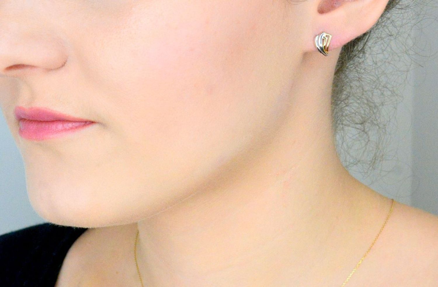 Kolczyki złote 585 pleciona elegancja z białym złotem AR28-0501 Eleganckie, złote kolczyki wykonane z próby złota 585 o wadze około 1,11 g i długości 1 cm.1.jpg